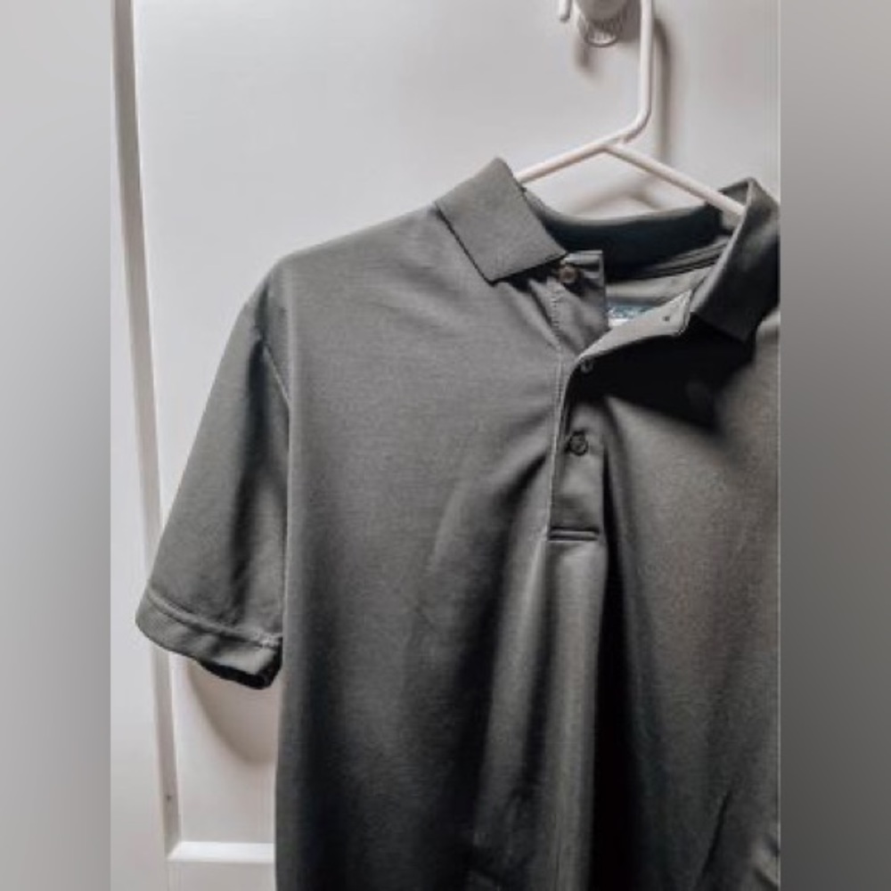 Small polo never worn - Picture 2 of 3